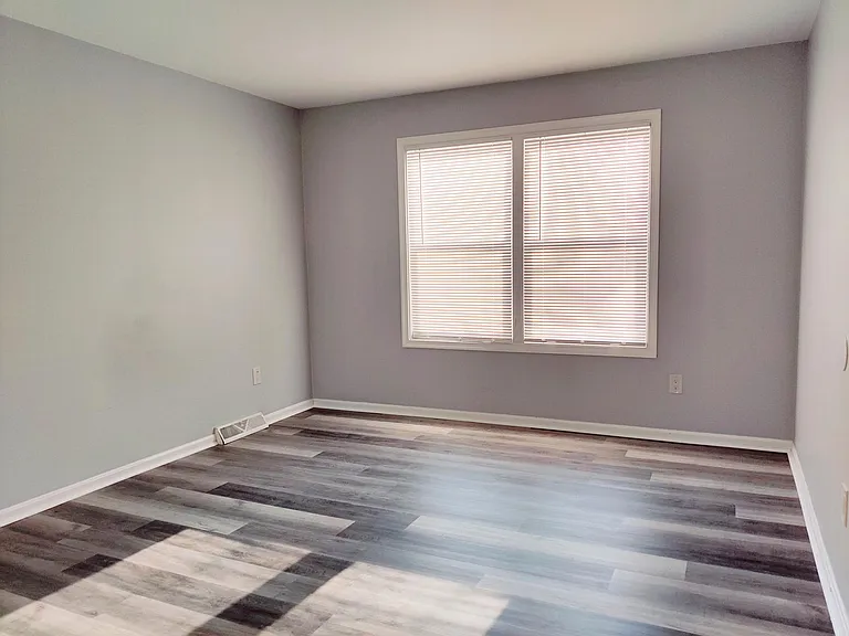 Master Bedroom (Upstairs)