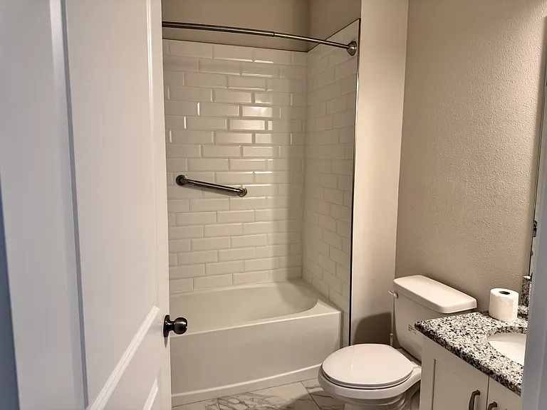 2531 W Walnut St — Photo 9