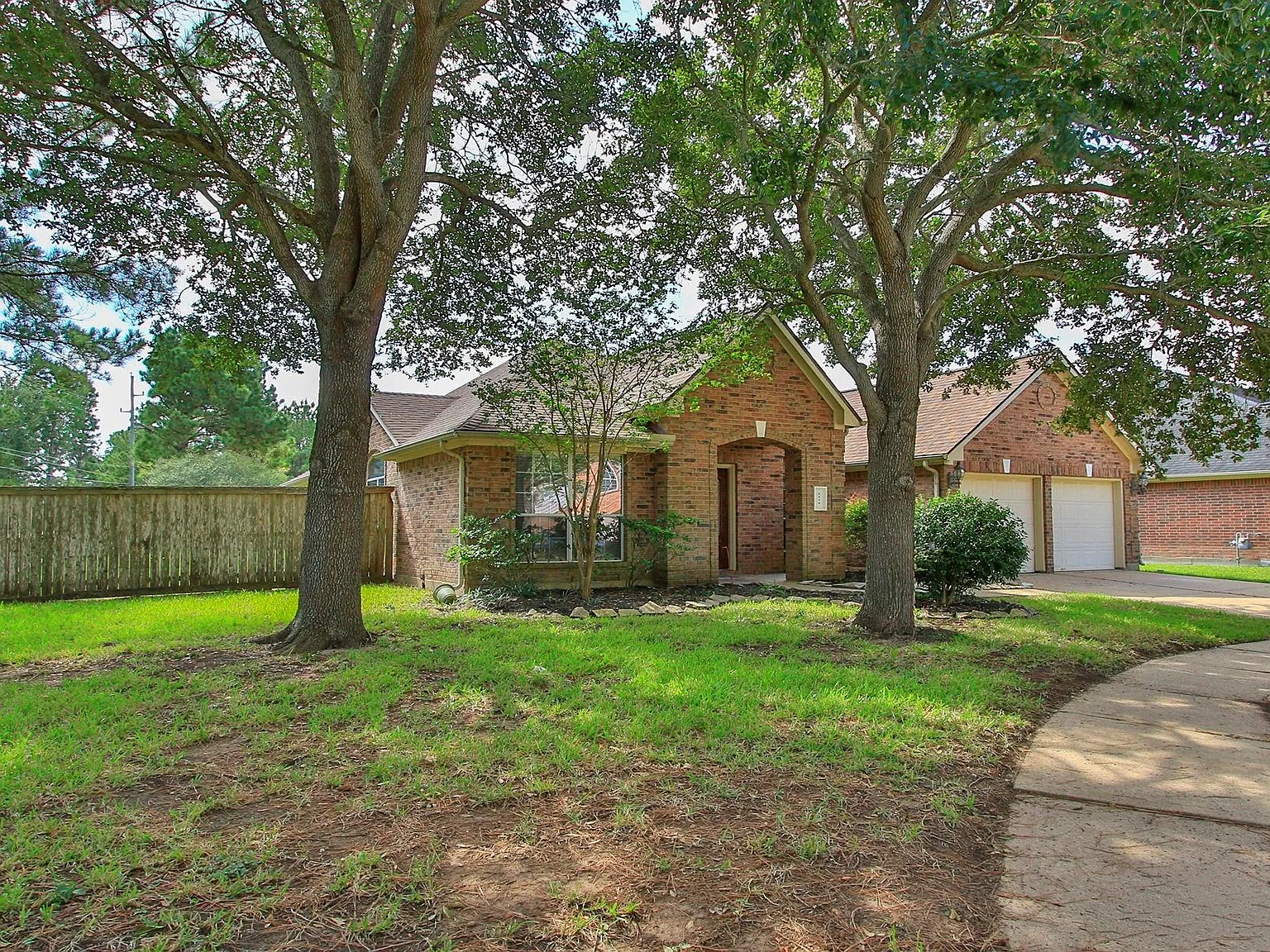 3 bed, 2.0 bath, 2352 sqft, $2,200 — Photo 3