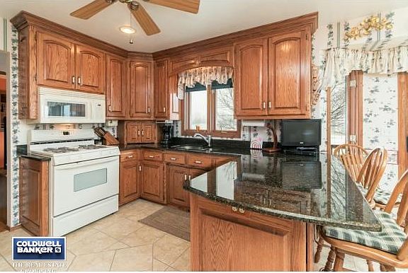 Kitchen w/Brunch Counter