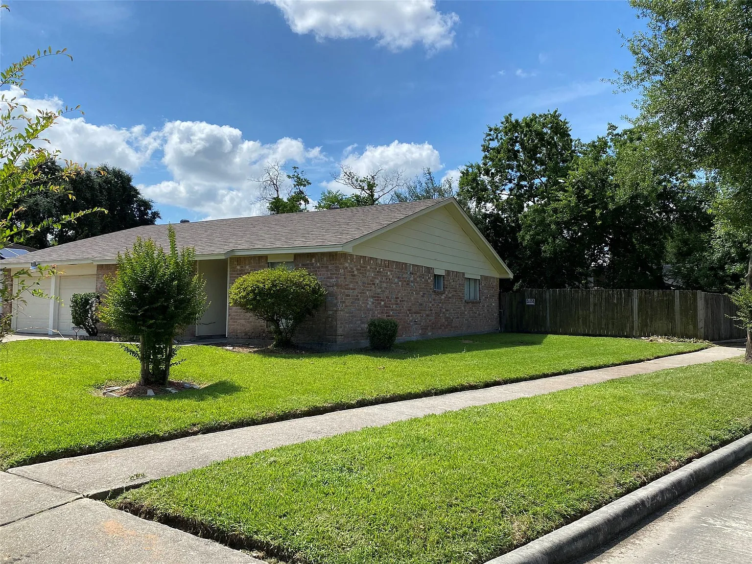 3 bed, 2.0 bath, 1676 sqft, $1,695 — Photo 2