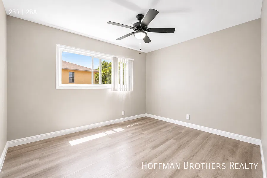 **1 Month Free** Updated Second-Floor Home With Stainless Kitchen, Gated Entry & Laundry Facility — Photo 4