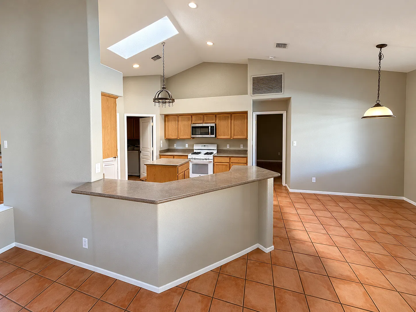 4 bed, 2100 sqft, $2,500 — Photo 4