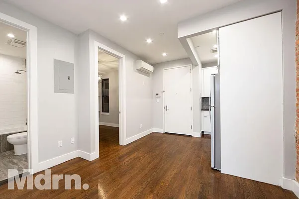 Rented by Mdrn Residential | media 22