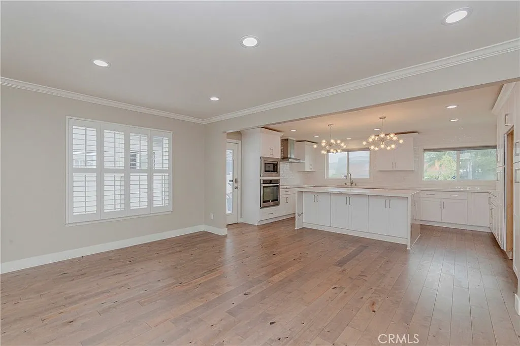 5 bed, 2556 sqft, $7,500 — Photo 2