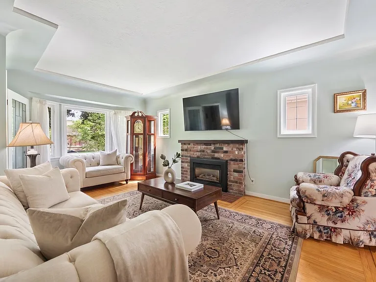 3079 Crown St — Photo 2