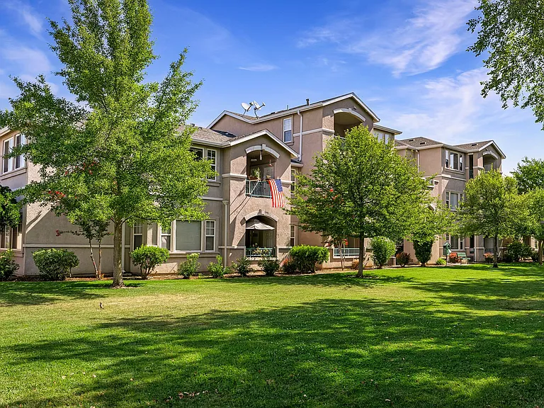 Sterling Oaks Luxury Apartments — Photo 1