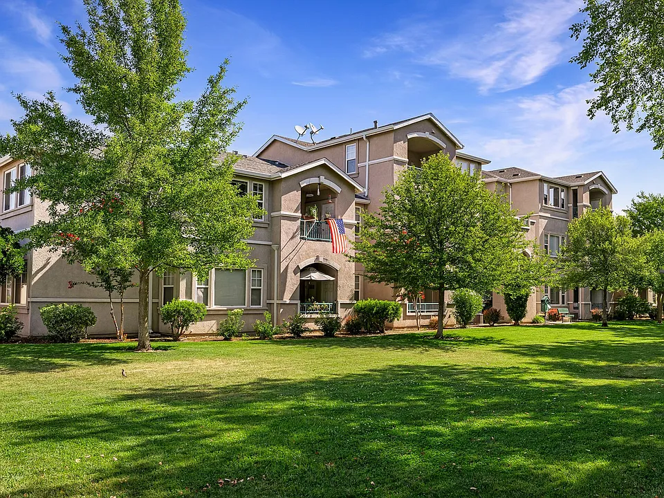 Sterling Oaks Luxury Apartments