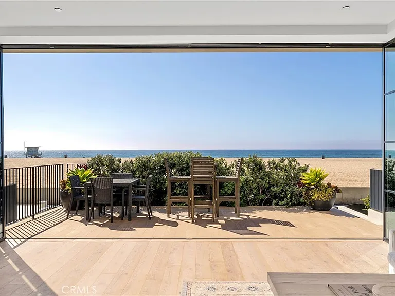 2428 The Strand — Photo 10