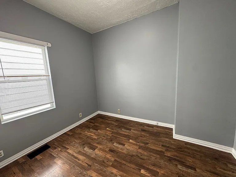 802 Iowa St — Photo 10