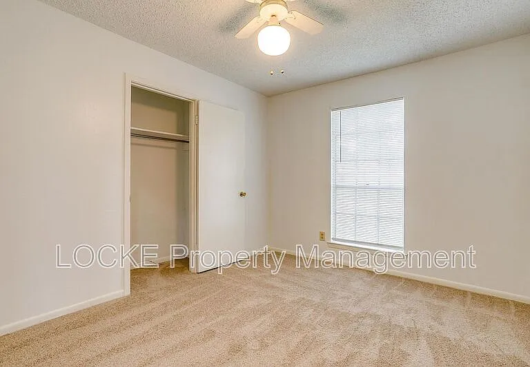 812 E Prairie View Rd — Photo 8