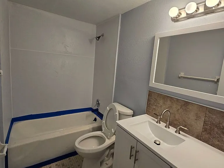 623 N Bay St #4 — Photo 6