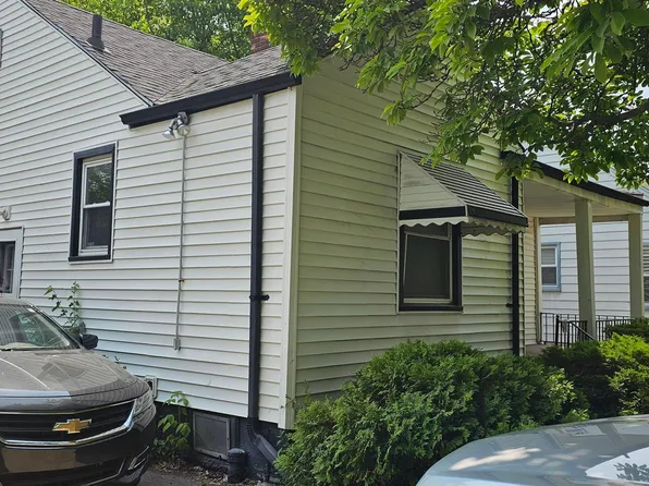 19716 Elkhart St, Harper Woods, MI 48225