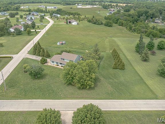 2nd image of 301 Ridgewood Ct