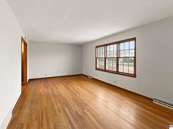 4th image of 9728 Erskine St