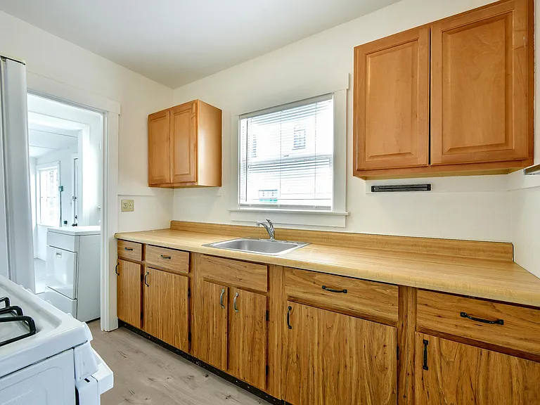 1430 Mercy St — Photo 5