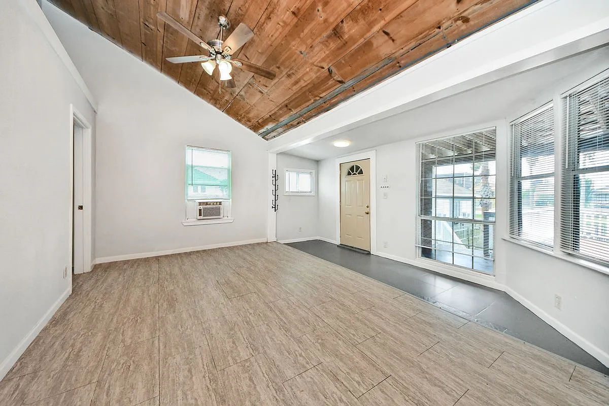 2 bed, 2.0 bath, 936 sqft, $1,300 — Photo 2
