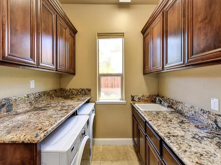 1410 W Colonial Pkwy — Photo 20