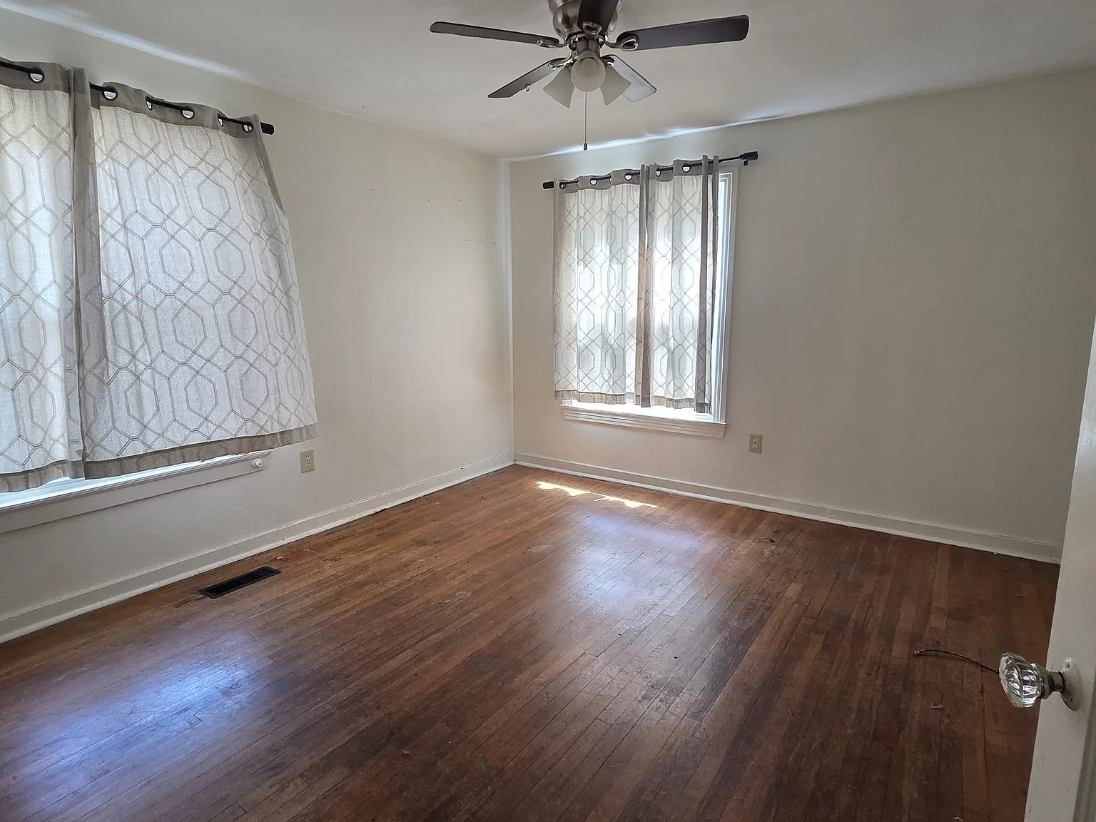 3 bed, 1024 sqft, $1,000 — Photo 3
