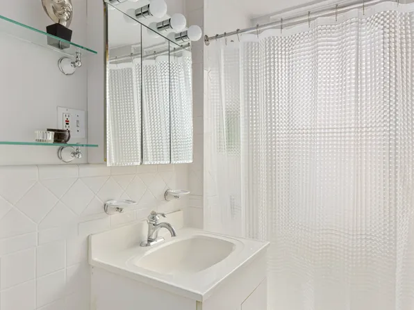 325 West 45th Street image 4 of 11