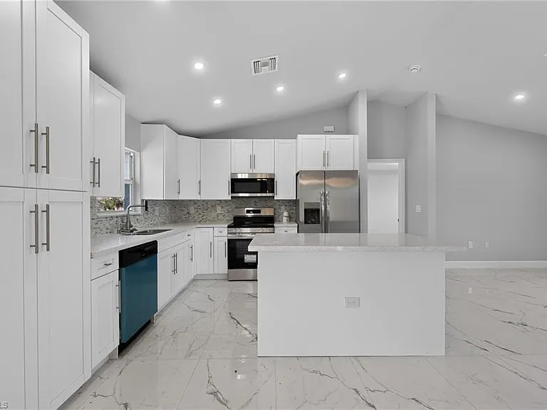 3211 43rd St SW — Photo 11