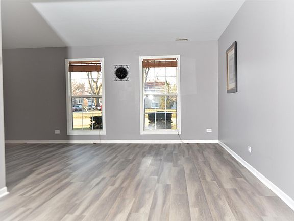 3rd image of 171 W Fullerton Ave