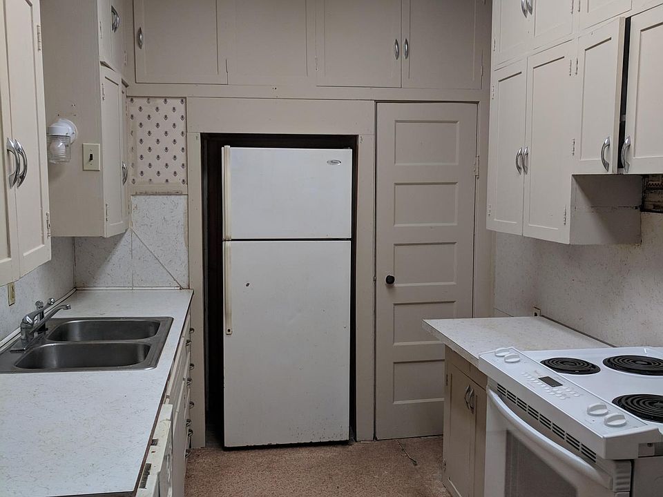 2nd image of 402 SW 2nd St
