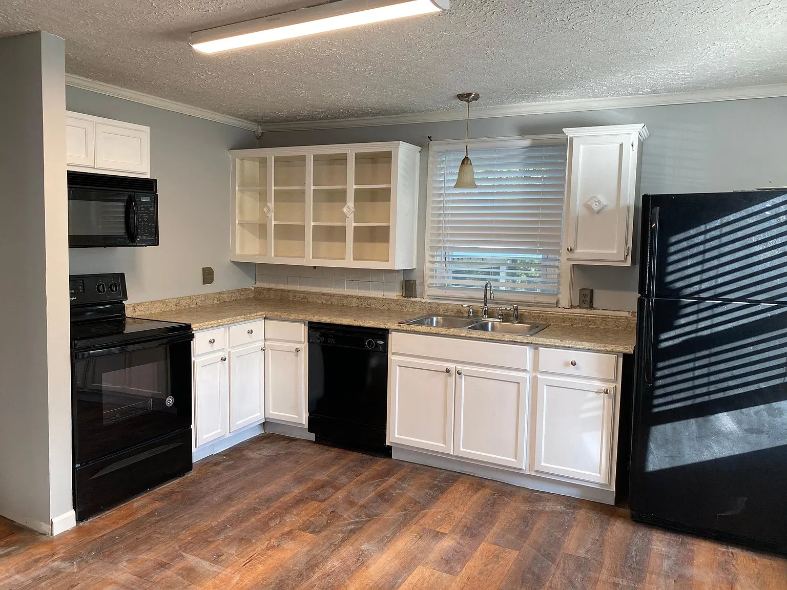 4 bed, 1120 sqft, $2,100 — Photo 2