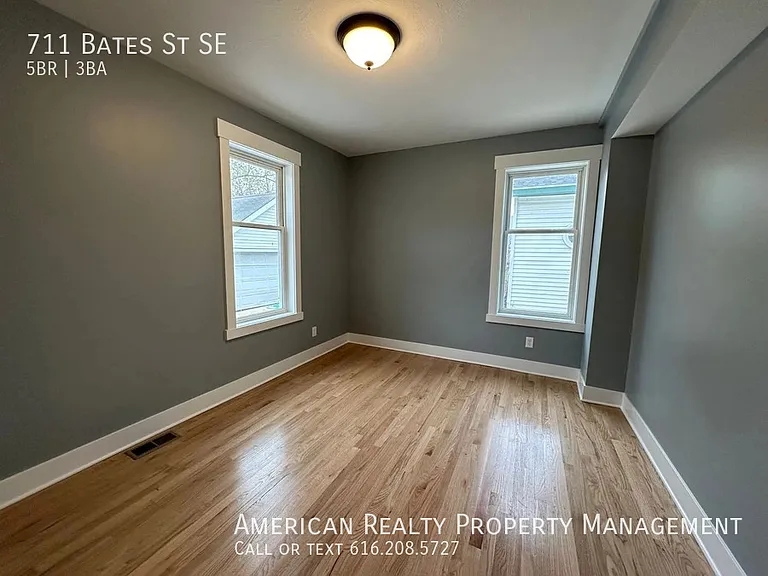 711 Bates St SE — Photo 13