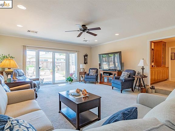 5th image of 32445 Darlene Way