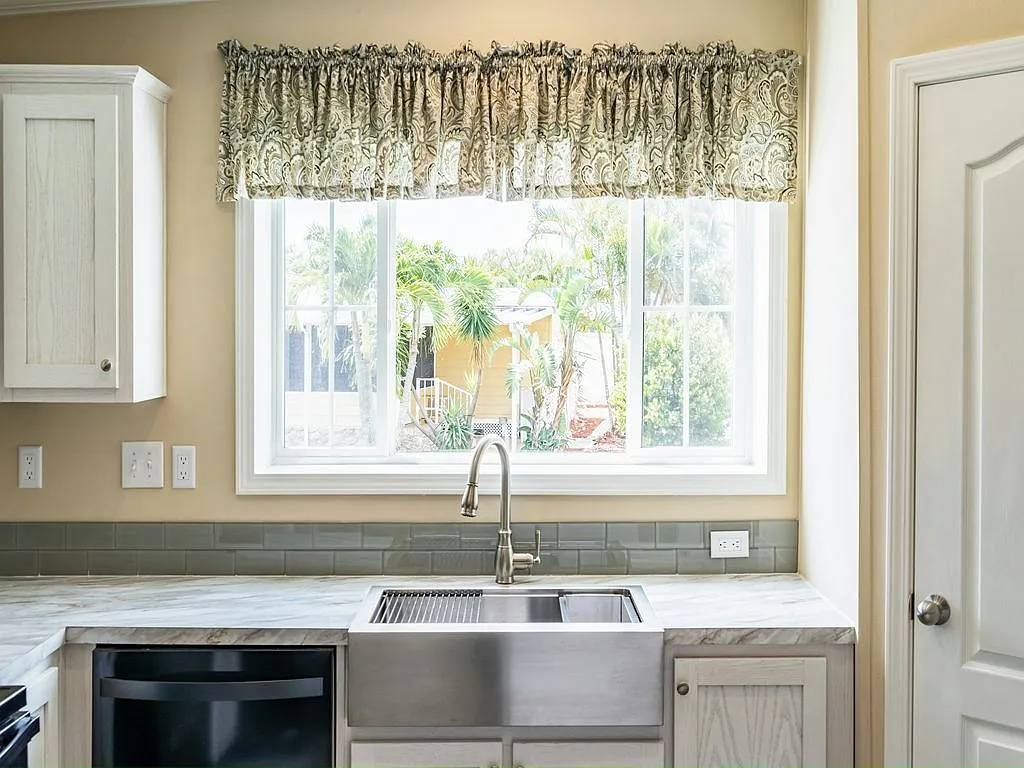 3 bed, 2.0 bath, 1356 sqft, $1,849 — Photo 4