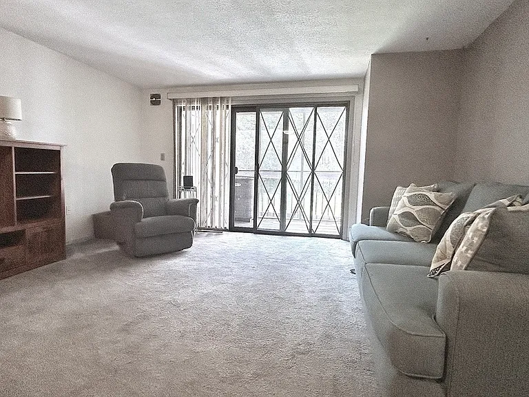 15 Thompson Dr #12 — Photo 3