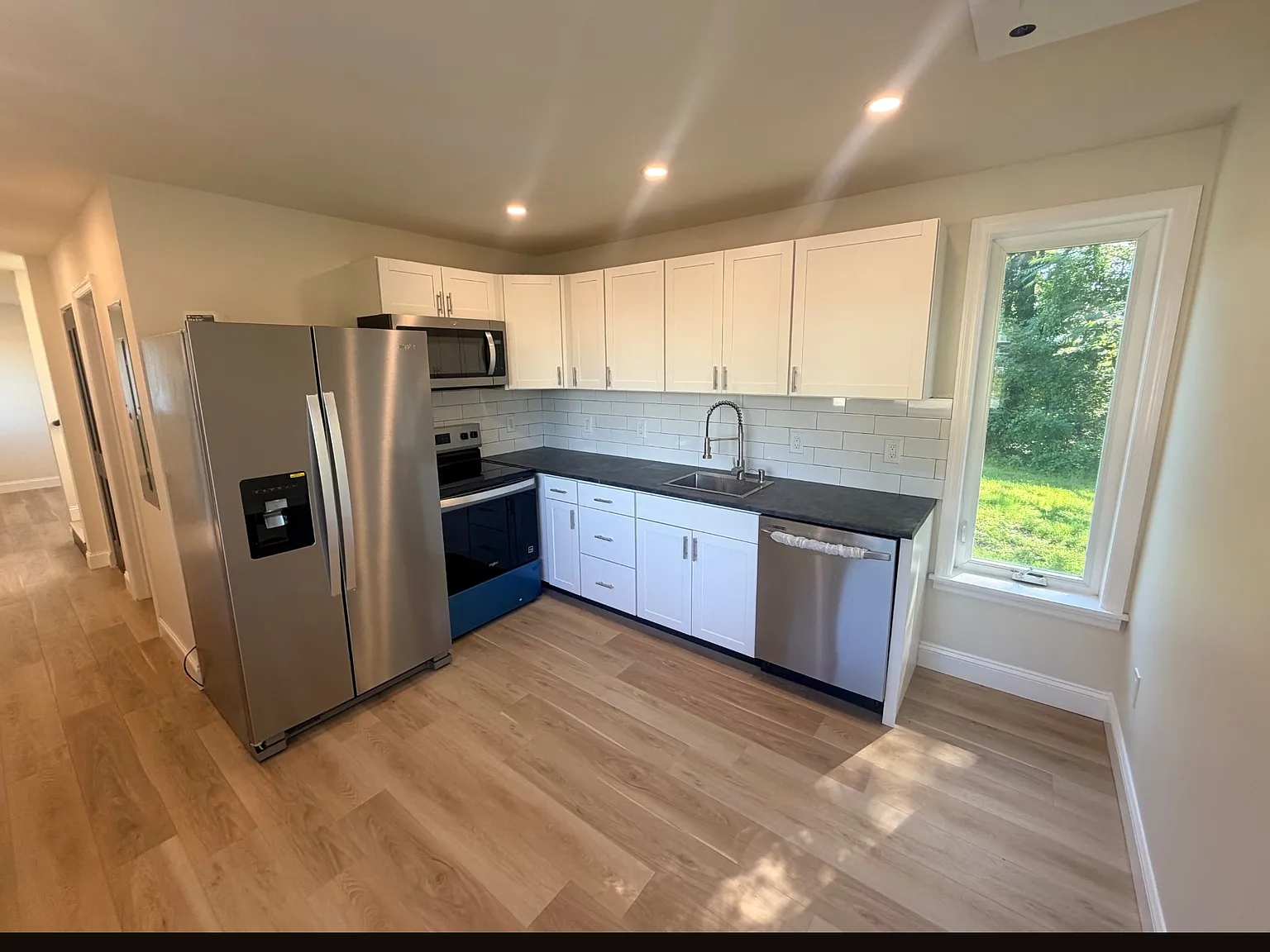 2 bed, 1.5 bath, 880 sqft, $2,400 — Photo 3