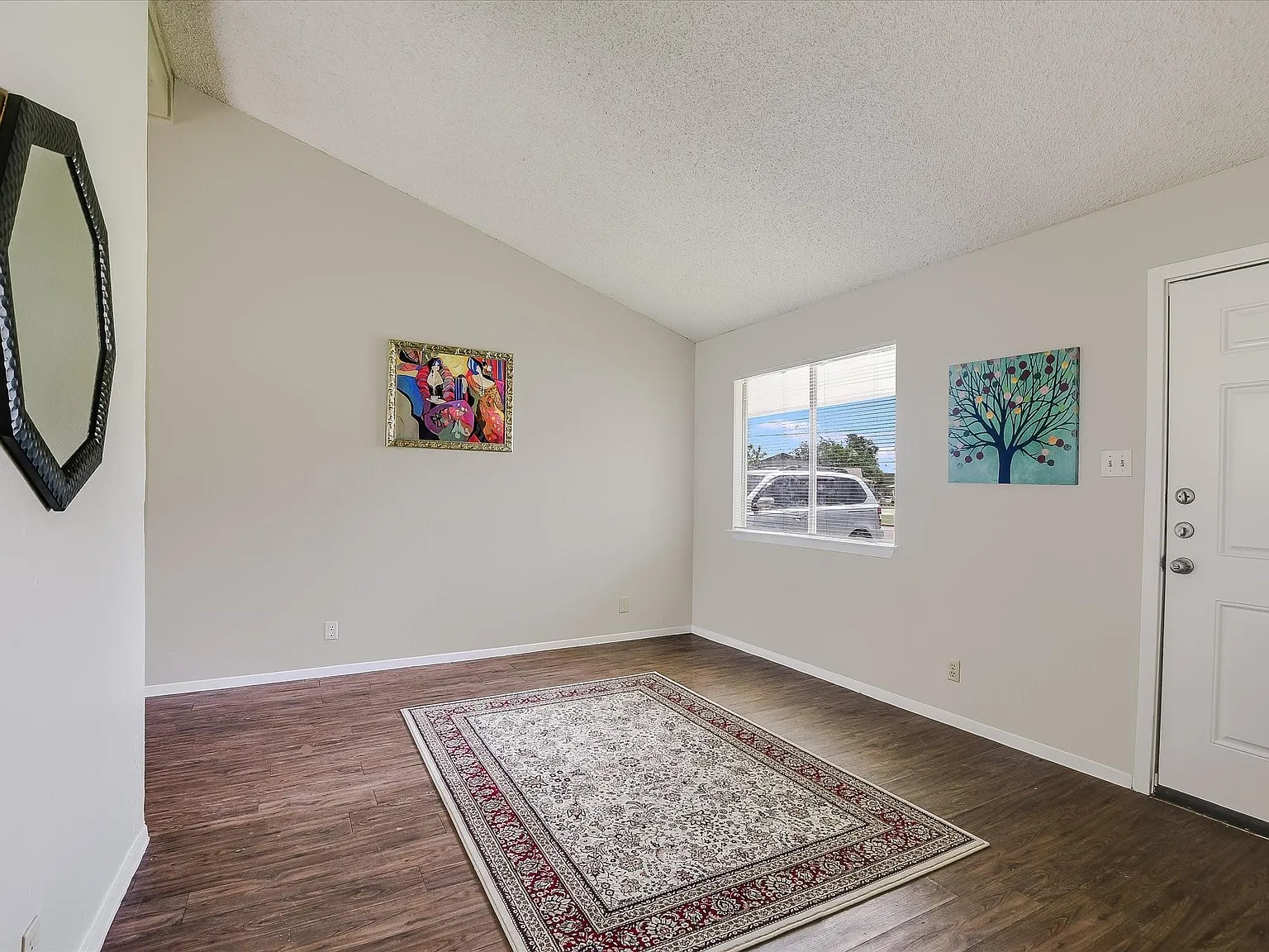 2 bed, 1.0 bath, 863 sqft, $1,300 — Photo 4