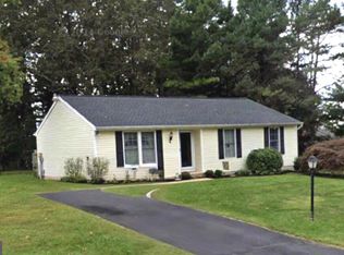 4 Cedar Ln, Stewartstown, PA 17363