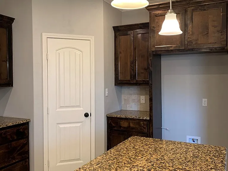 905 Cheyenne St — Photo 8