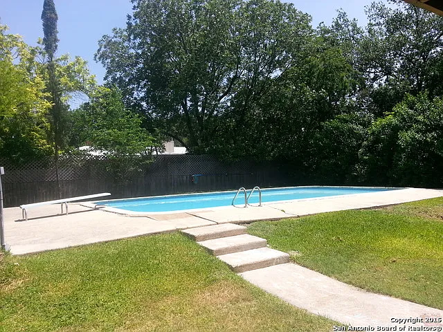 121 Riviera Dr — Photo 3