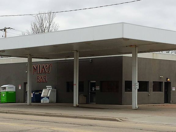 5th image of 211 E Grand Ave