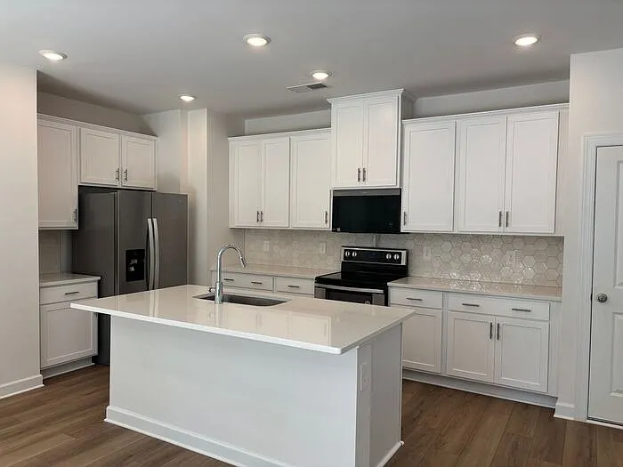 424 Luna Ln — Photo 2