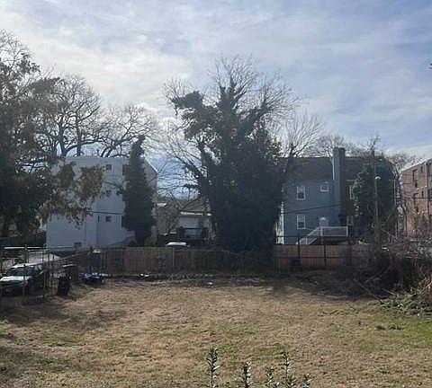 4th image of 3337 1/2 D St SE