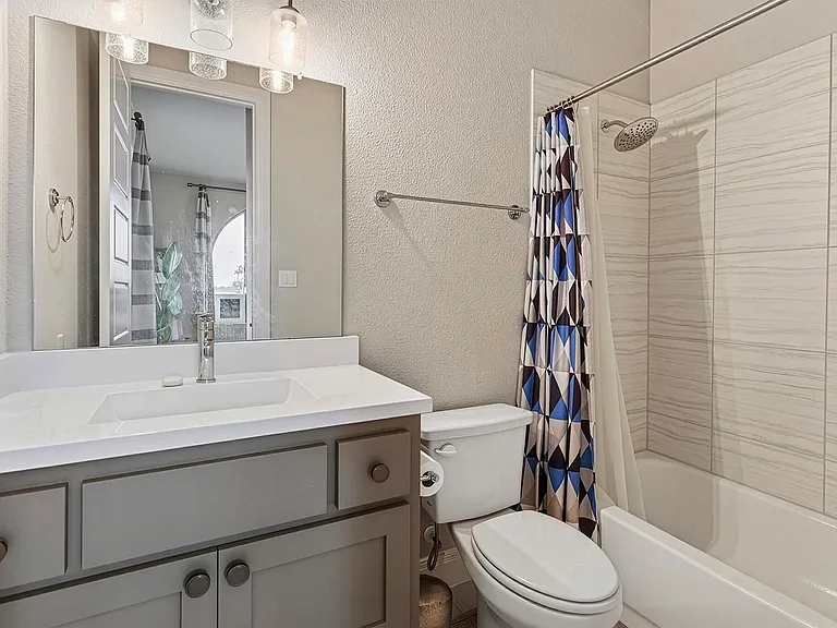 402 Gulfton St — Photo 7