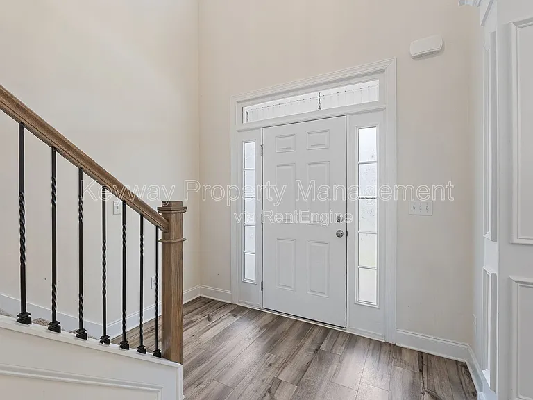 585 Hampton Dr — Photo 3