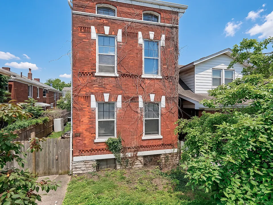 223 E 15th St #1