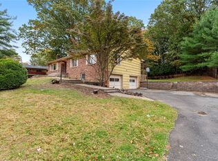 1 Edsam Rd, Valley Cottage, NY 10989