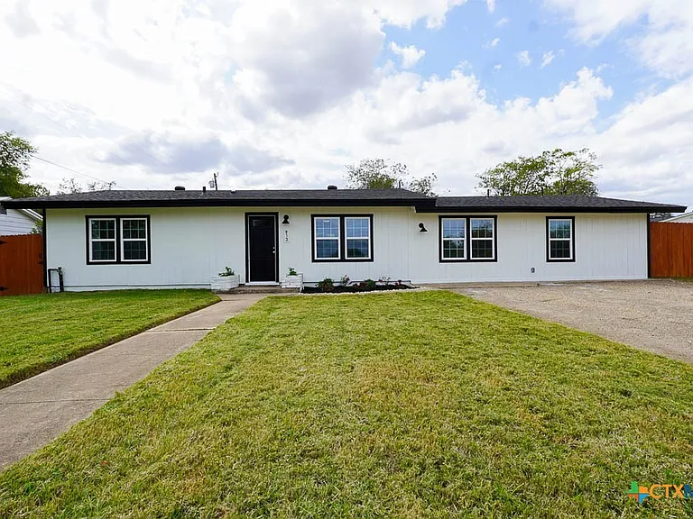 913 Hander Ln — Photo 1