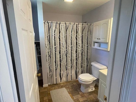 5th image of 131 E Lynn St