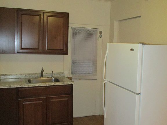 4th image of 610 Barracks St #C