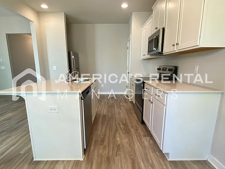 581 Andrew Dr — Photo 4