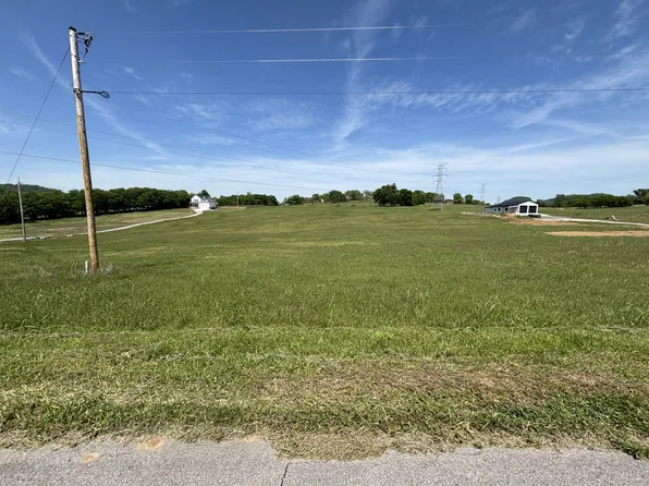 6 Gross Ln, Hartsville, TN 37074