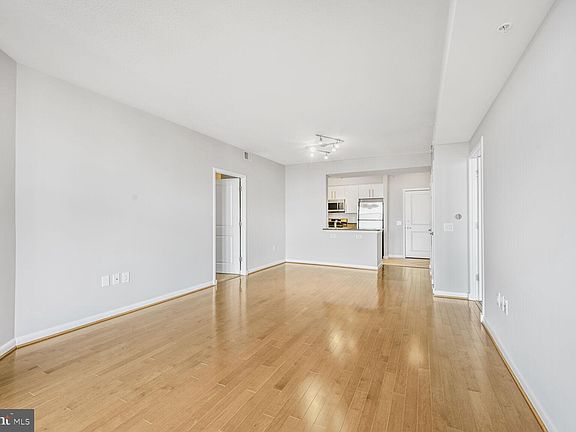 4th image of 1021 N Garfield St APT 831